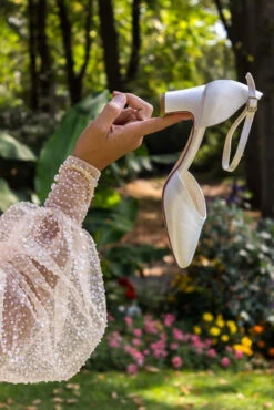 White Lady 700 Ivoor Bruidsschoenen -Ginger Ray || Floris van Bommel || Revitalash Verkoop 700 ivory satin 4