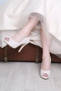 The Perfect Bridal Company Bruidsschoenen Celia -Ginger Ray || Floris van Bommel || Revitalash Verkoop celia oyster img 4546 2