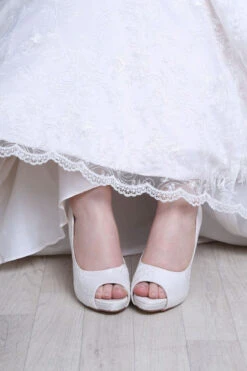 The Perfect Bridal Company Bruidsschoenen Celia -Ginger Ray || Floris van Bommel || Revitalash Verkoop celia oyster img 4660 2