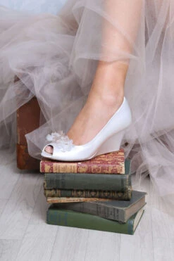 The Perfect Bridal Company Bruidsschoenen Flora Satijn -Ginger Ray || Floris van Bommel || Revitalash Verkoop flora with damson img 4466 1