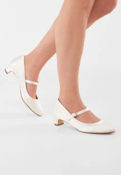 Rainbow Club Larissa Bruidsschoenen Ivoor -Ginger Ray || Floris van Bommel || Revitalash Verkoop larissa ivory satin