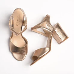 Content Cassia Rosé Bruidsschoenen -Ginger Ray || Floris van Bommel || Revitalash Verkoop moments by content cassia shiny rose 3