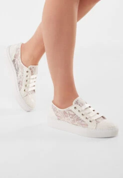 Fiarucci Bridal Nelli Bruidssneaker -Ginger Ray || Floris van Bommel || Revitalash Verkoop nelli perle lace leather