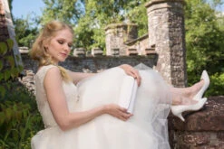 Rainbow Club Viola Bruidstasje Off White -Ginger Ray || Floris van Bommel || Revitalash Verkoop rainbow club brautstasche viola off white 2 3