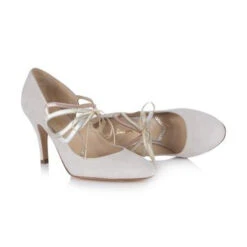 Rachel Simpson Bruidsschoenen Octavia -Ginger Ray || Floris van Bommel || Revitalash Verkoop rss octavia pair lying down 360x 1