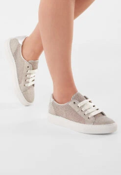 Fiarucci Bridal Rubie Bruidssneakers Zilver -Ginger Ray || Floris van Bommel || Revitalash Verkoop rubie platino mesh