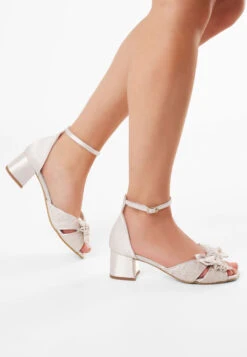 Fiarucci Bridal Yenthe Bruidsschoenen -Ginger Ray || Floris van Bommel || Revitalash Verkoop yenthe champagne plisse