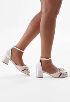 Fiarucci Bridal Yenthe Bruidsschoenen -Ginger Ray || Floris van Bommel || Revitalash Verkoop yenthe champagne plisse 2